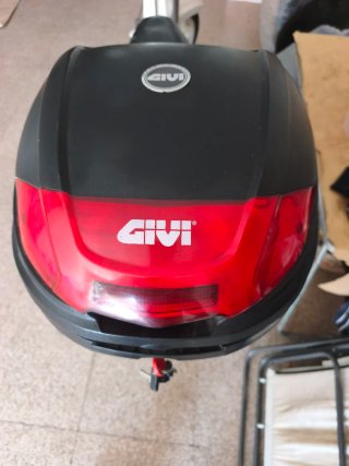 Baúl Givi 34L con soporte y 2 llaves (Negociable)