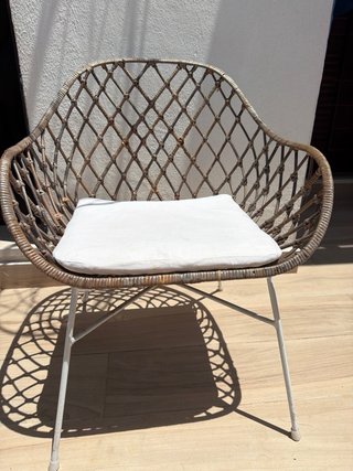 Silla ratán con cojín blanco