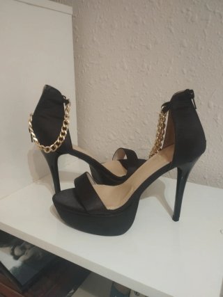 Zapatos de tacón negros con cadena dorada