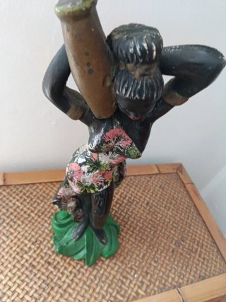 Estatuilla vintage mujer africana con cántaro