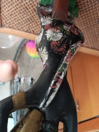 Estatuilla vintage mujer africana con cántaro