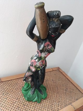 Estatuilla vintage mujer africana con cántaro