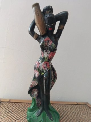 Estatuilla vintage mujer africana con cántaro