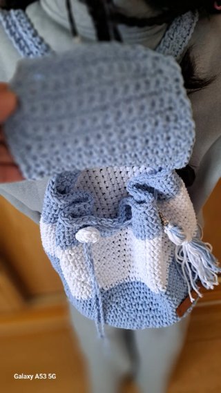 Mochila tejida a mano azul y blanca