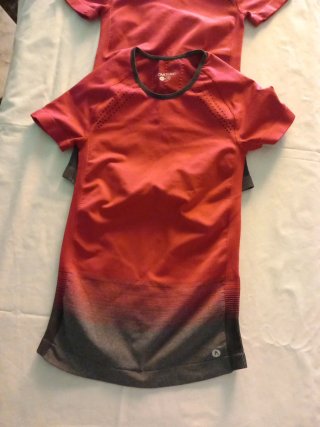 2 Camisetas Deportivas Rojas y Grises