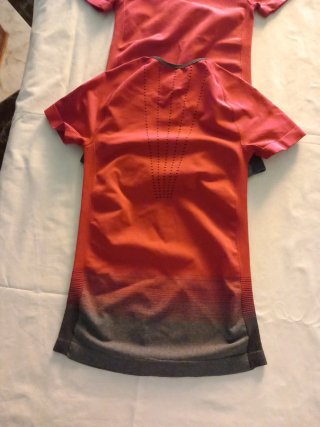 2 Camisetas Deportivas Rojas y Grises