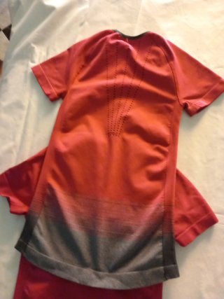 2 Camisetas Deportivas Rojas y Grises