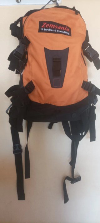 Mochila de montaña (Sin estrenar) Negra y naranja.