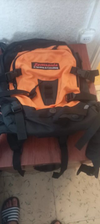 Mochila de montaña (Sin estrenar) Negra y naranja.