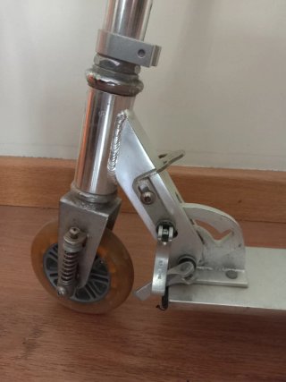 Patinete plegable de aluminio.