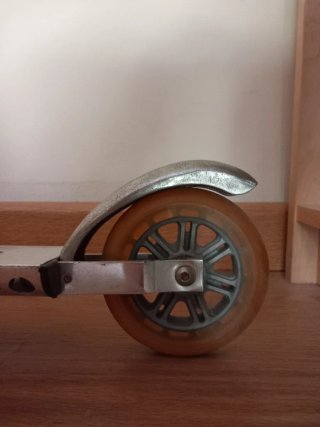 Patinete plegable de aluminio.