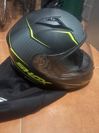 Casco de moto SHOX negro y amarillo. Talla S