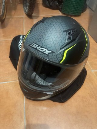 Casco de moto SHOX negro y amarillo. Talla S