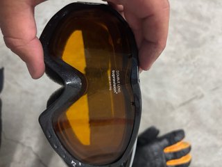 Gafas y guantes de esquí