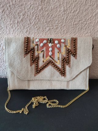 Bolso de mano con fleco y pedrería