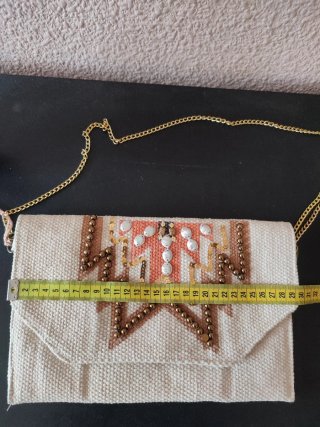 Bolso de mano con fleco y pedrería