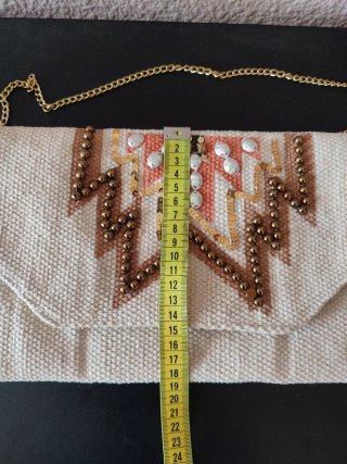 Bolso de mano con fleco y pedrería