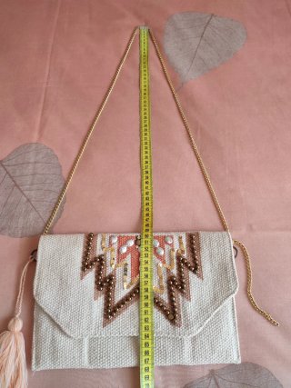 Bolso de mano con fleco y pedrería