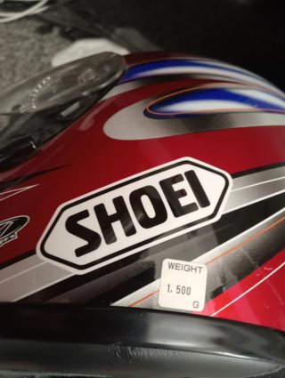 Casco de moto SHOEI rojo y plateado