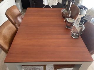 Mesa comedor cerezo  y 4 sillas cuero natural