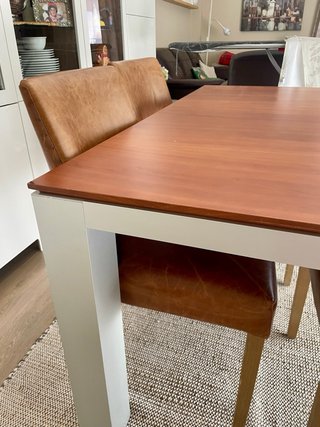 Mesa comedor cerezo  y 4 sillas cuero natural