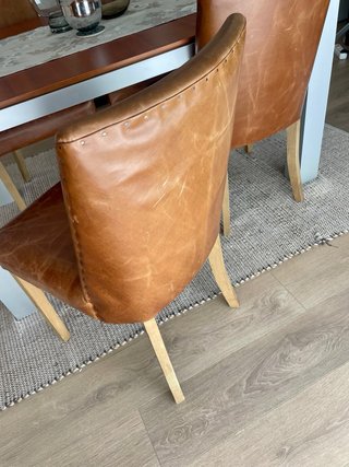 Mesa comedor cerezo  y 4 sillas cuero natural
