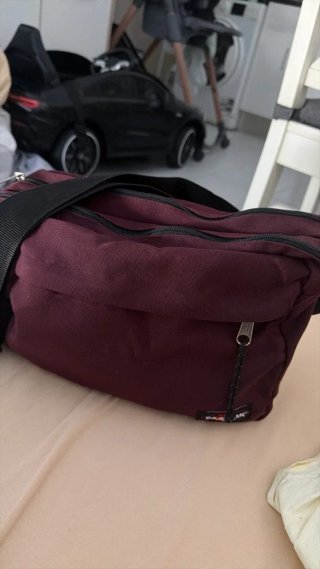 Mochila Eastpak morada y negra