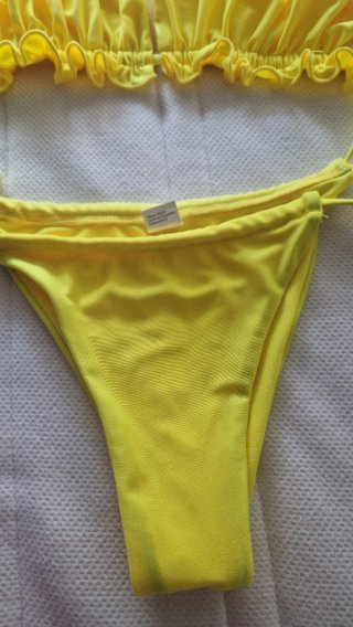 Bikini amarillo con volantes