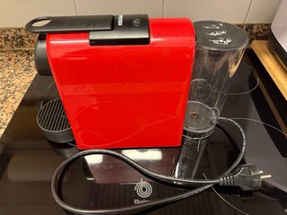 Cafetera Nespresso Essenza Mini Roja