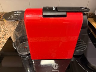 Cafetera Nespresso Essenza Mini Roja