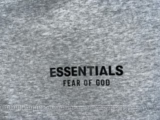 Pantalón corto Fear of God Essentials Gris