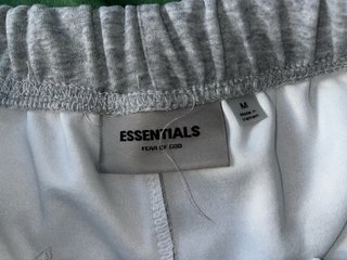 Pantalón corto Fear of God Essentials Gris