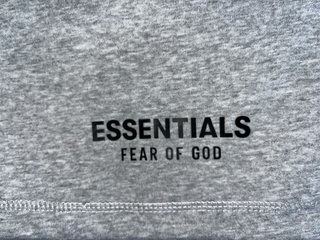 Pantalón corto Fear of God Essentials Gris