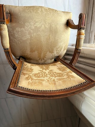 Sillón estilo antiguo en madera y satén