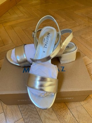 Sandalias Marypaz plateadas casi nuevas