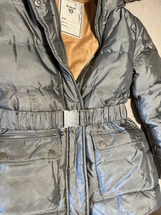 Abrigo niña gris plateado con capucha y cinturón