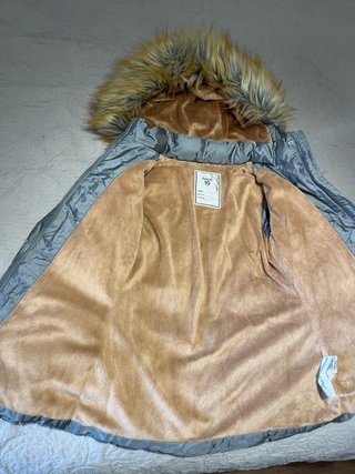 Abrigo niña gris plateado con capucha y cinturón