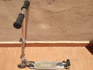 Patinete Razor plateado