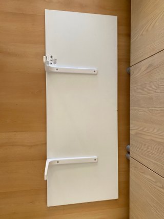 Escritorio pared blanco soportes metálicos