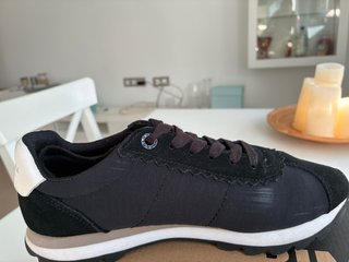 Zapatillas negras de ante y tela