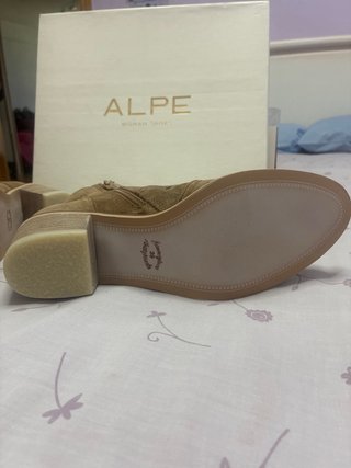 Botines de piel camello con perforaciones