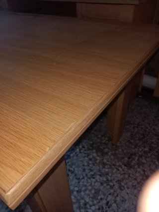 Mesa de salón de madera