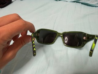 Gafas de sol marrones y verdes