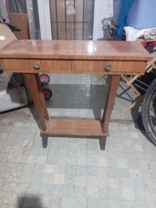 Mesa auxiliar de madera con cajones