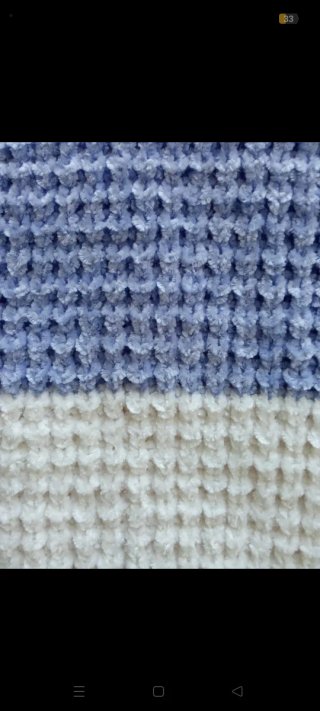 Jersey de punto azul y blanco.