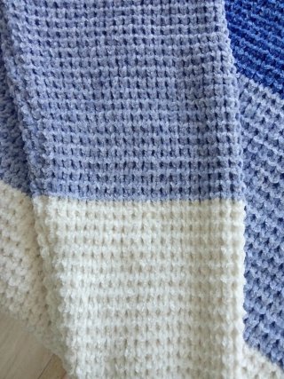 Jersey de punto azul y blanco.