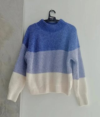 Jersey de punto azul y blanco.