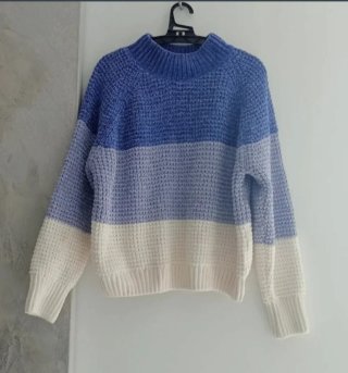 Jersey de punto azul y blanco.