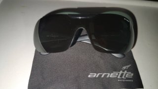 Gafas de sol Arnette con funda y paño