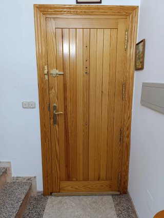 Puerta madera maciza blindada